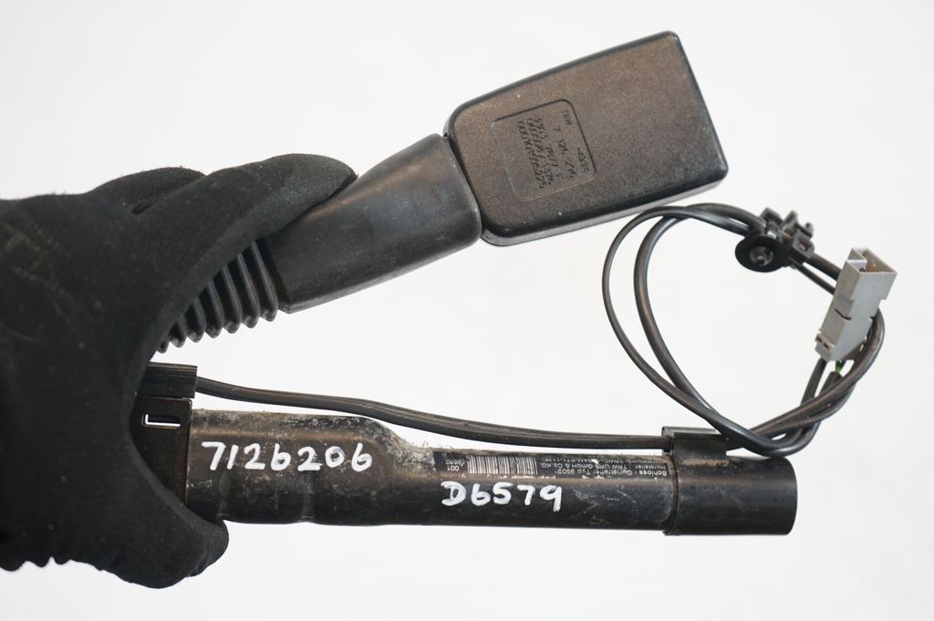 Front seatbelt buckle (8)