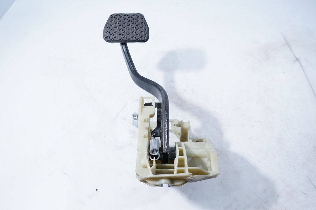 Brake pedal (2)