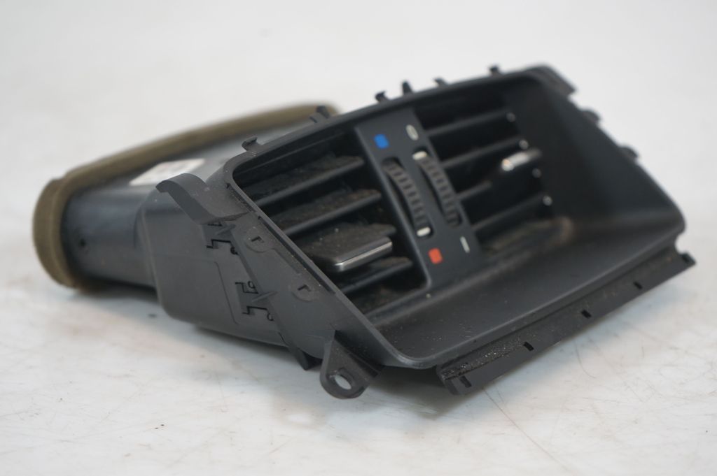 Rear air vent grill (8)