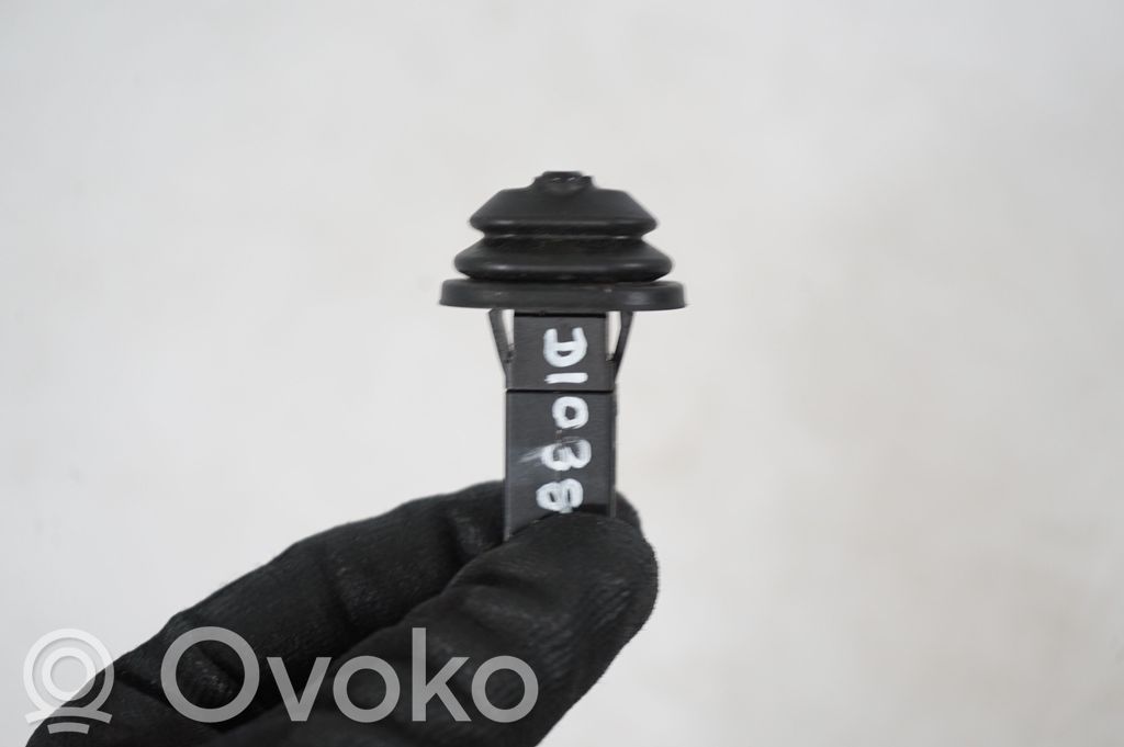 Fuel tank cap lock (6)