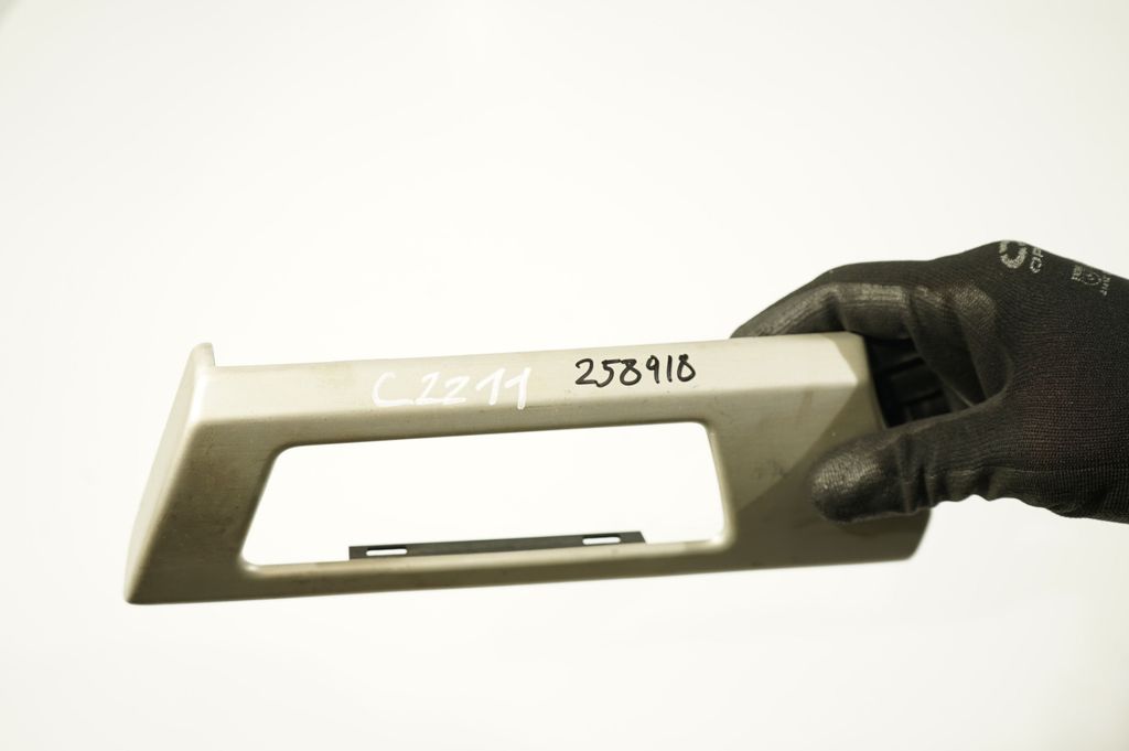 Front sill trim cover (7)