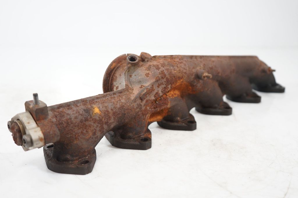 Exhaust manifold (7)