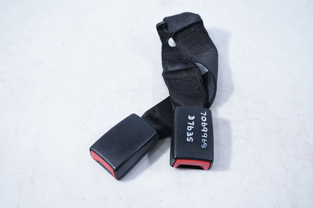 Rear seatbelt buckle (2)