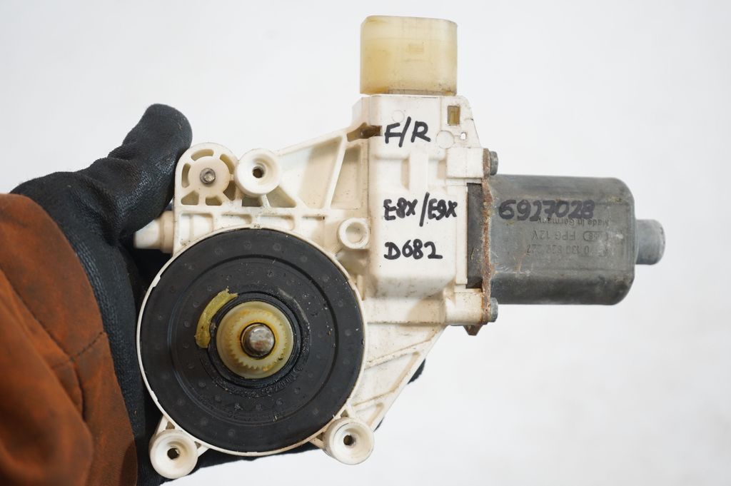 Front door window regulator with motor (8)