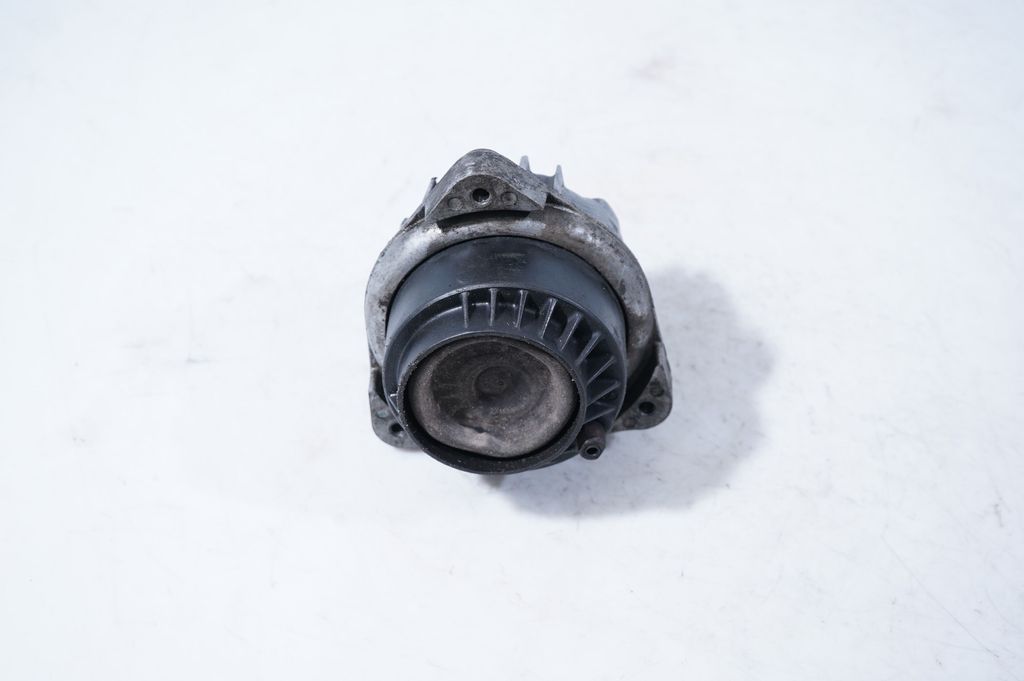 Engine mount bracket