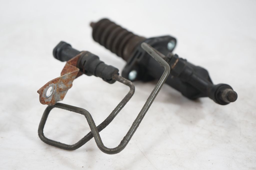 Clutch master cylinder (8)