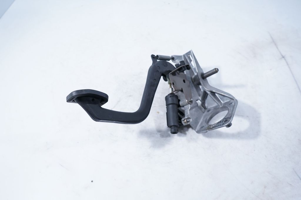 Brake pedal (4)