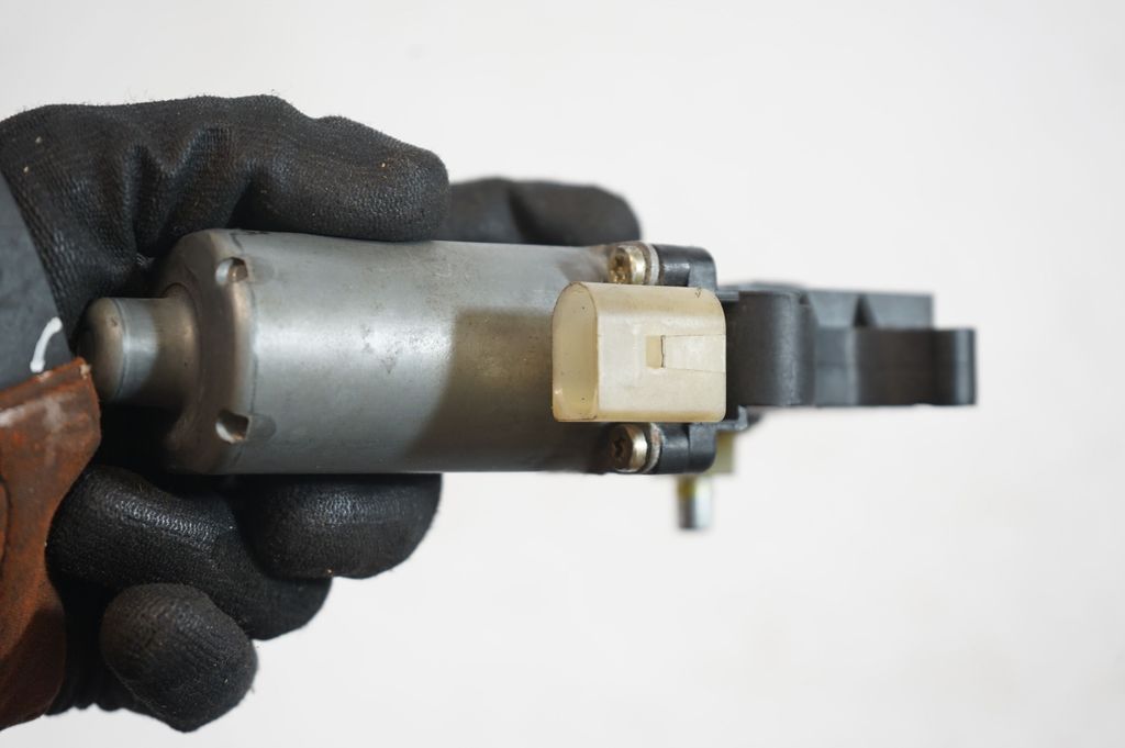 Front door window regulator motor (6)