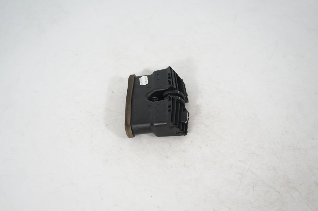 Rear air vent grill (4)