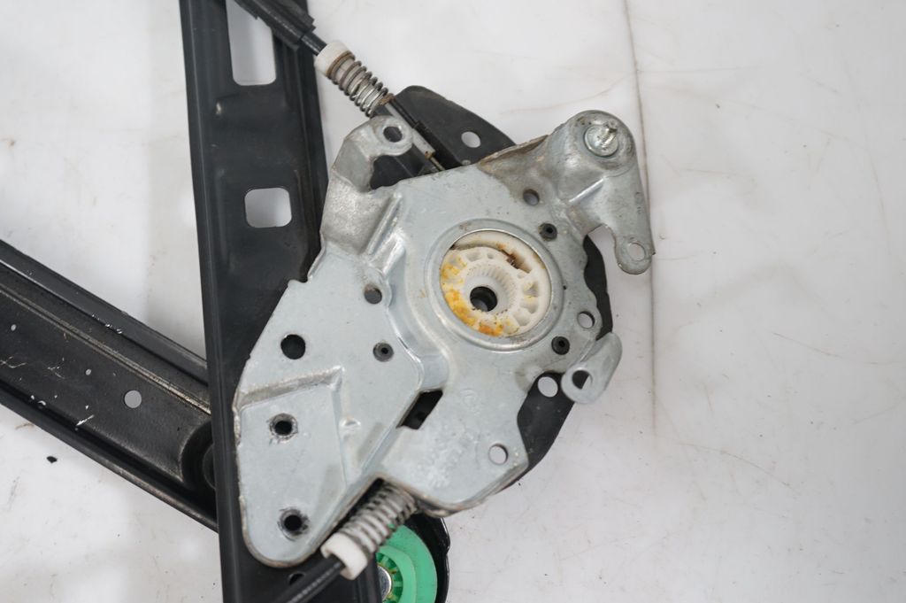 Front door window regulator with motor (8)