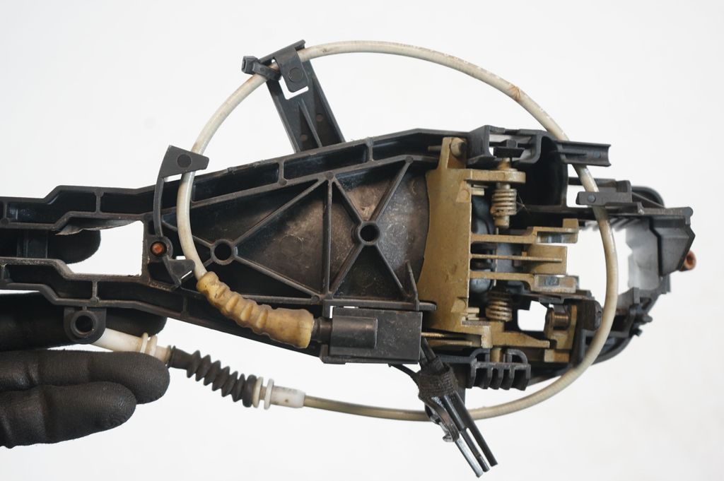 Rear door exterior handle/bracket (6)