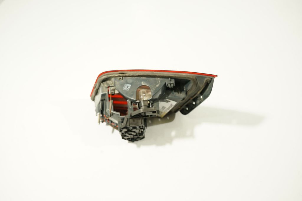 Tailgate rear/tail lights (3)