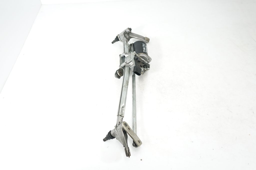 Front wiper linkage and motor (4)