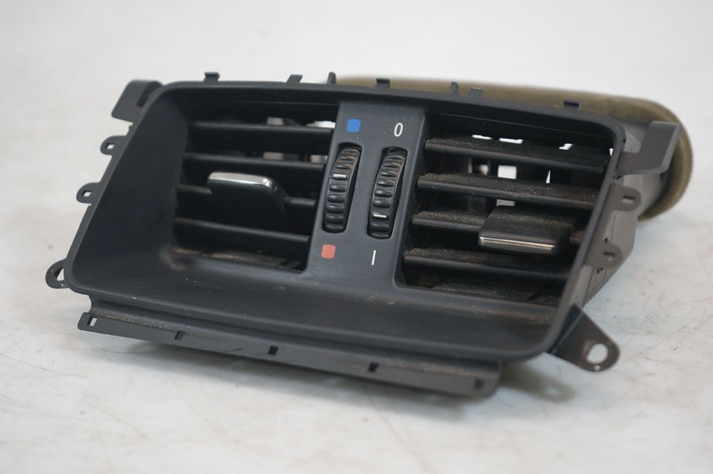 Rear air vent grill (6)