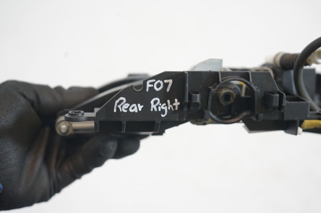 Rear door exterior handle/bracket (8)