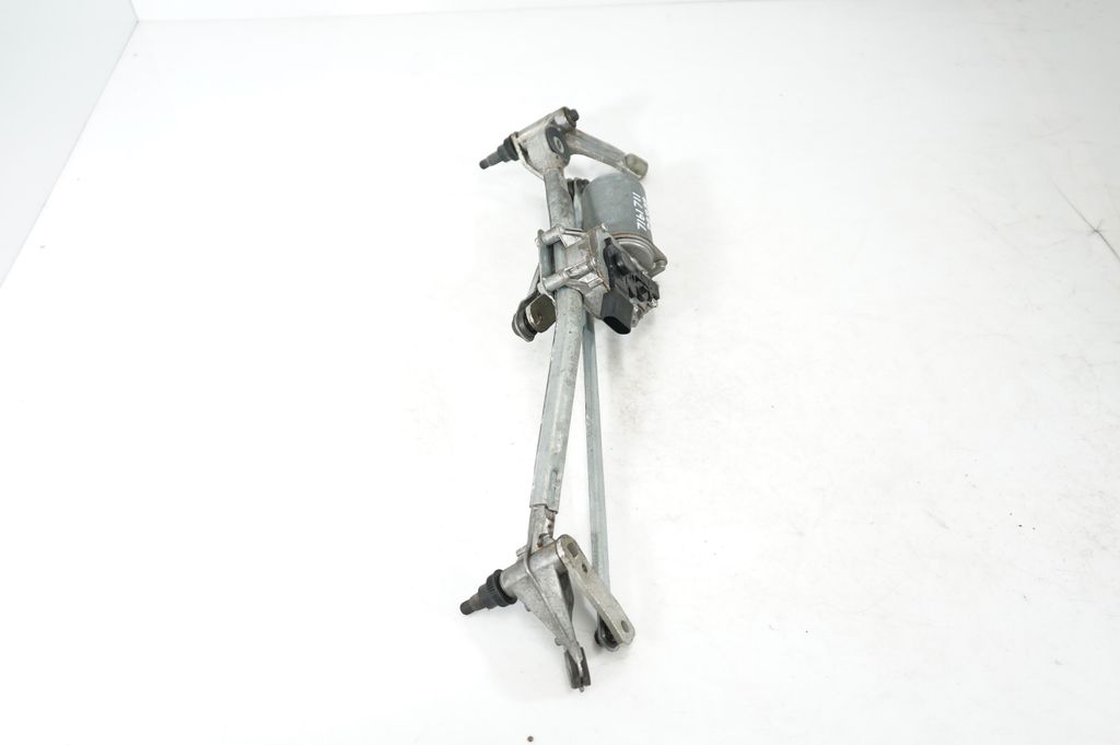 Front wiper linkage and motor (4)