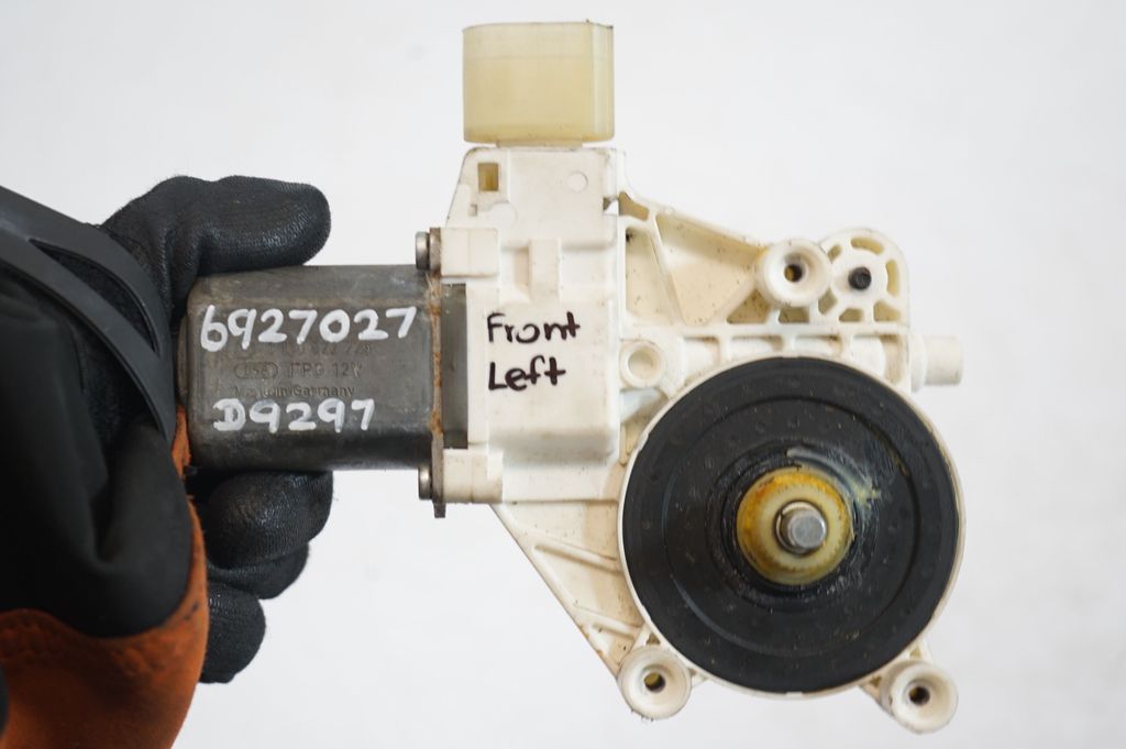 Front door window regulator with motor (8)