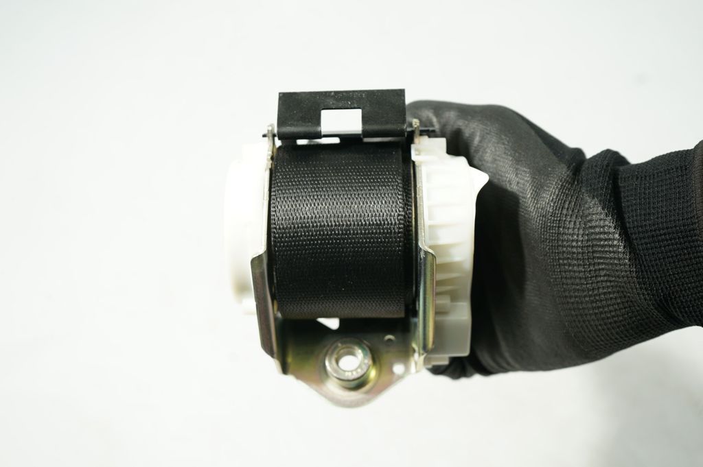 Rear seatbelt (8)