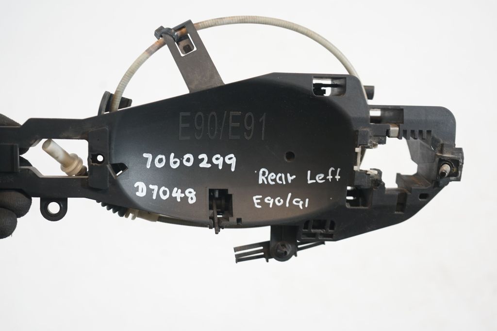 Rear door exterior handle/bracket (7)