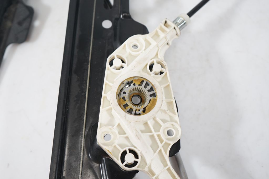 Front door window regulator with motor (8)