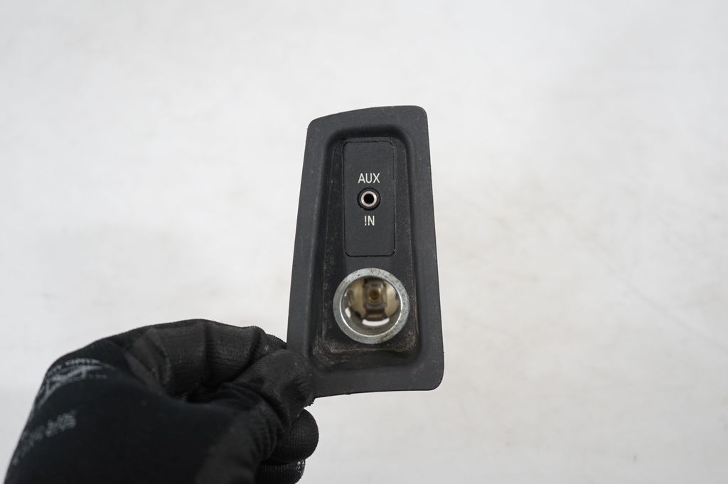 AUX in-socket connector (6)