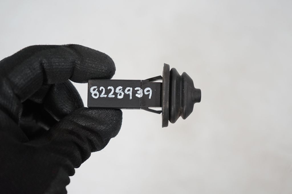 Fuel tank cap lock (9)