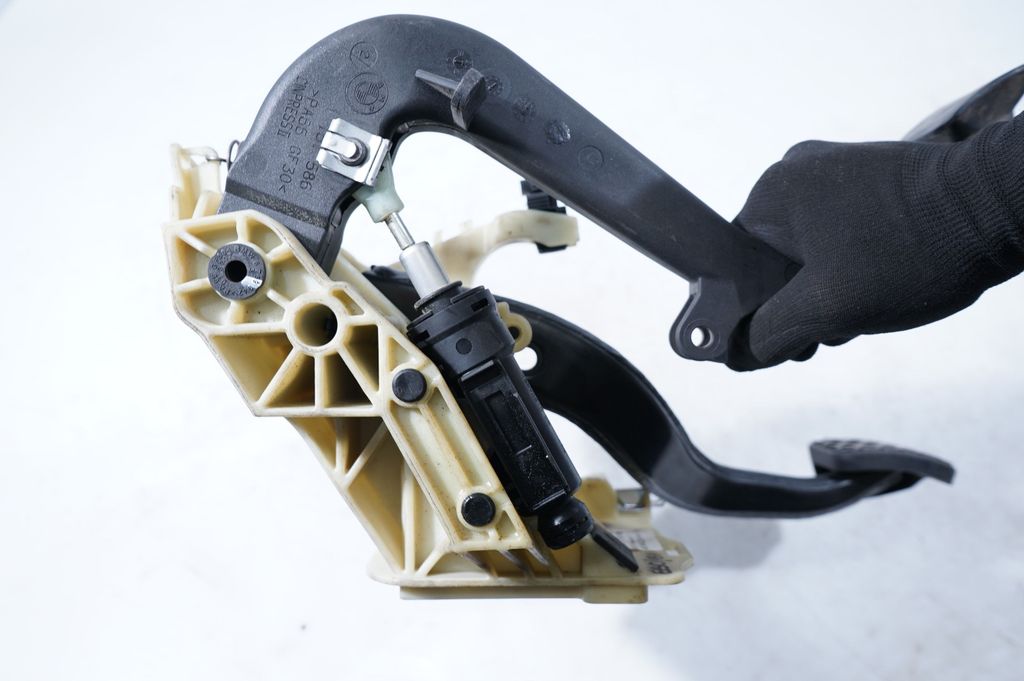 Brake pedal (7)
