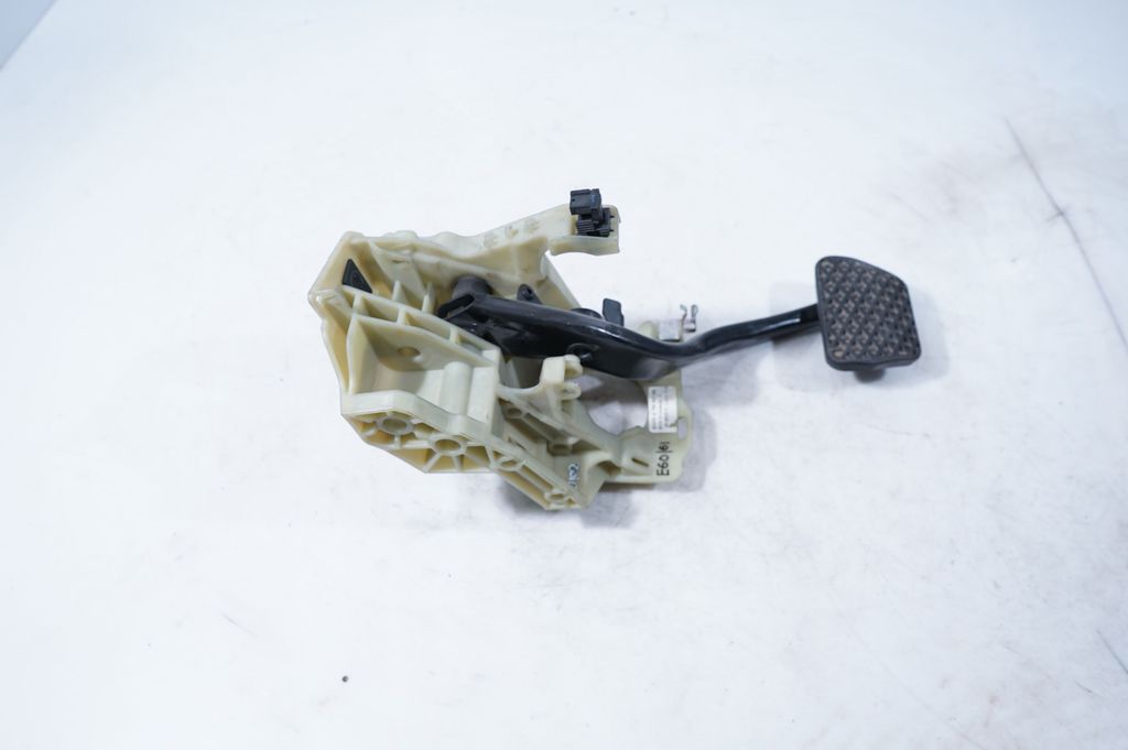 Brake pedal (3)