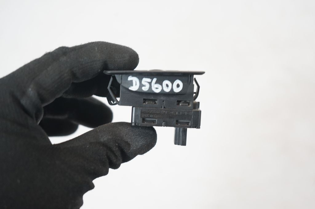 Electric window control switch (8)