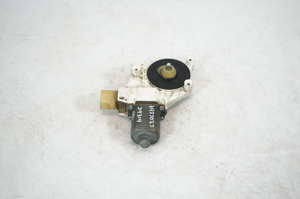 Front door window regulator with motor (2)