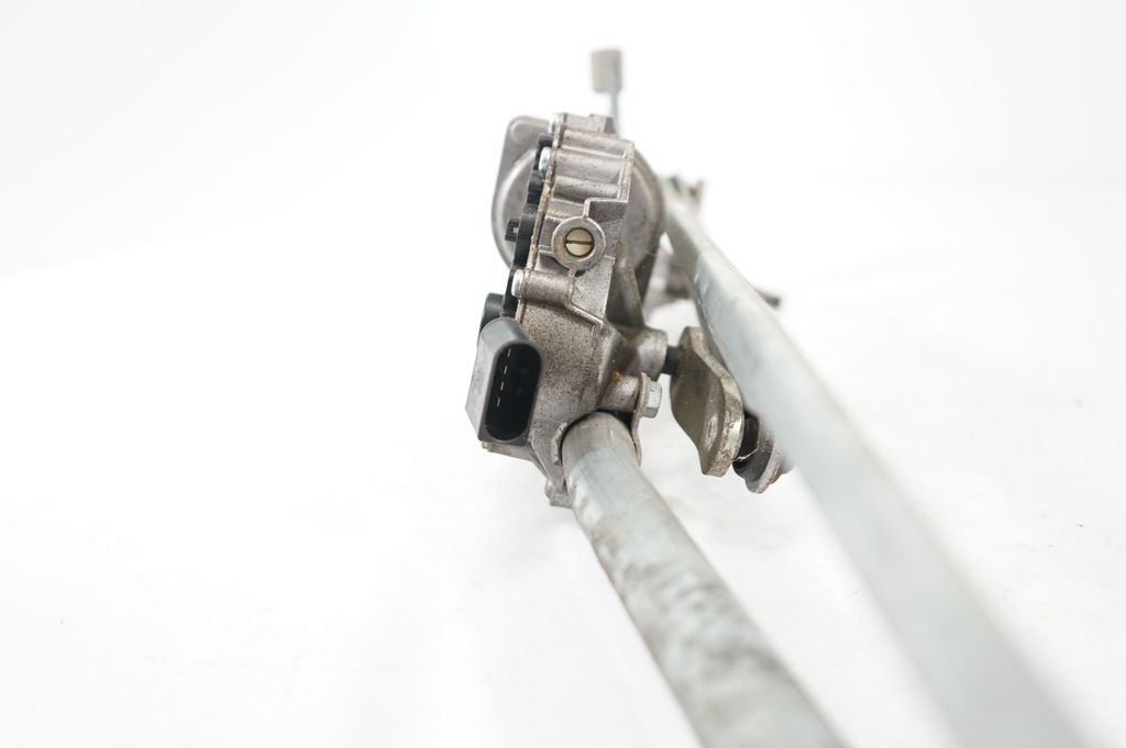 Front wiper linkage and motor (8)