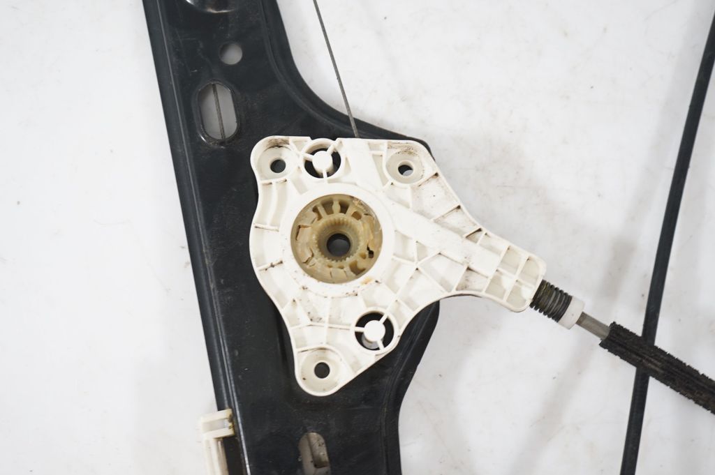 Front door window regulator with motor (8)