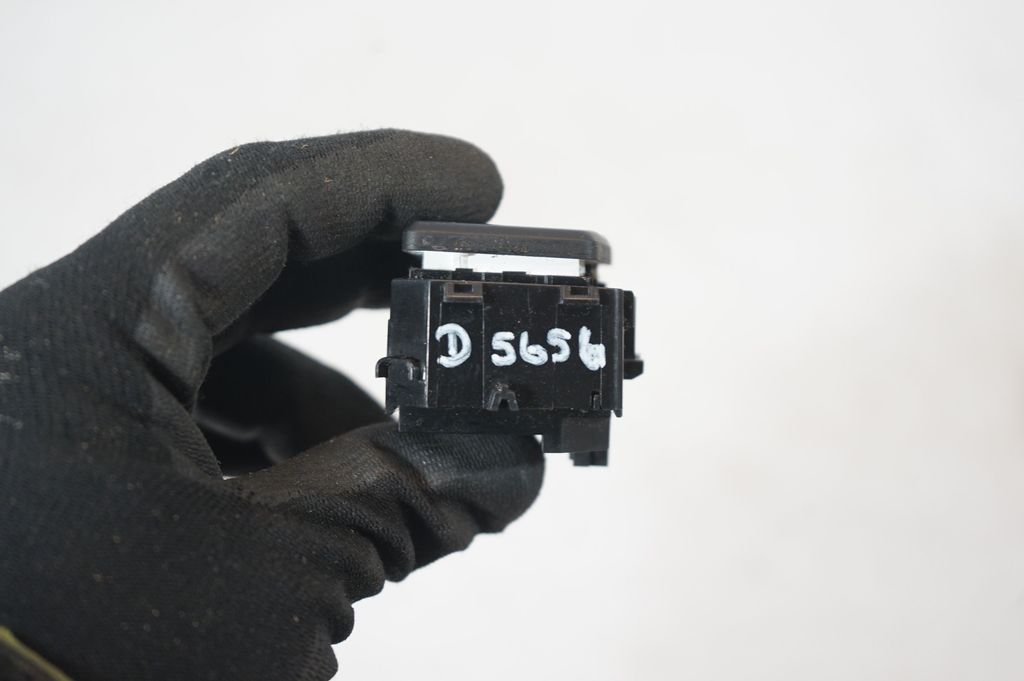 Seat heating switch (8)