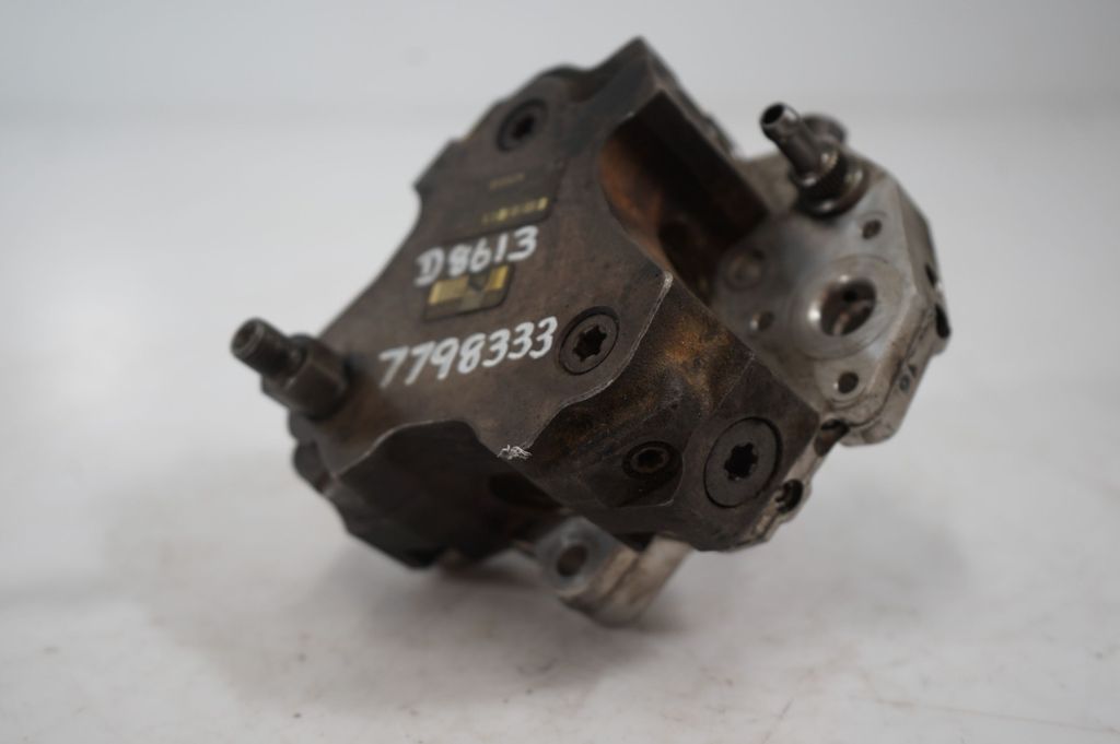 Fuel injection high pressure pump (10)