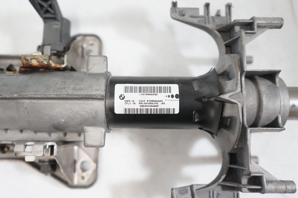 Steering wheel axle (8)