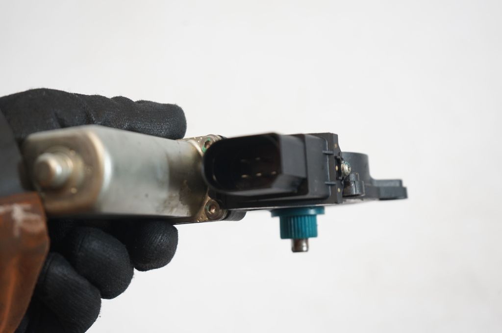 Rear door window regulator with motor (6)