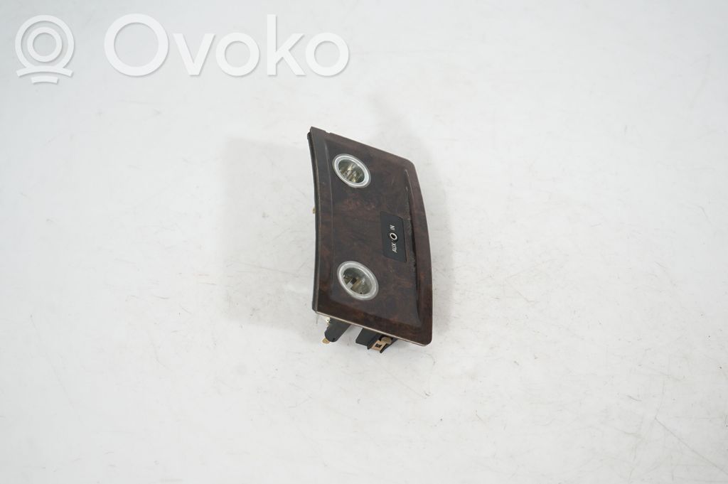 12 V Socket (rear) (4)