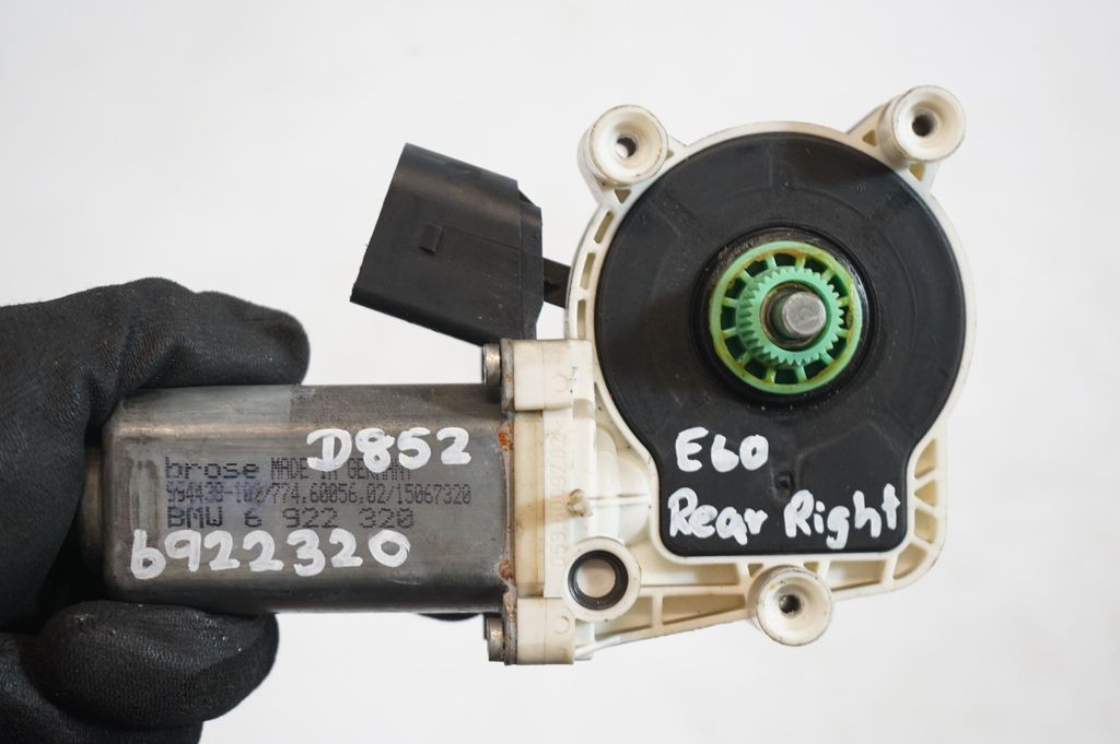 Rear door window regulator with motor (8)