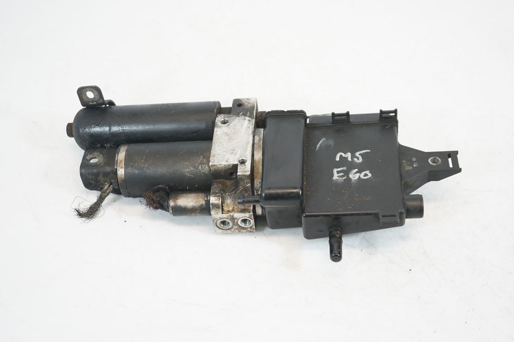 Oil filter mounting bracket