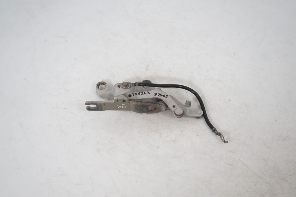 Engine bonnet/hood hinges