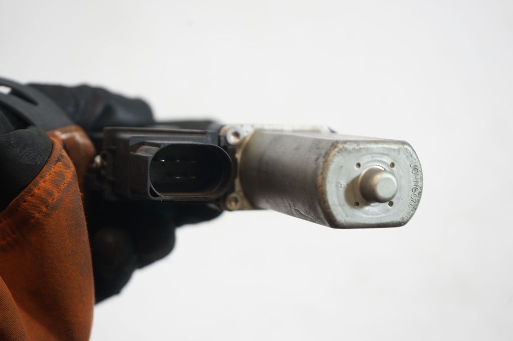 Rear door window regulator with motor (7)