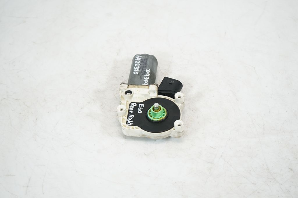 Rear door window regulator with motor (2)