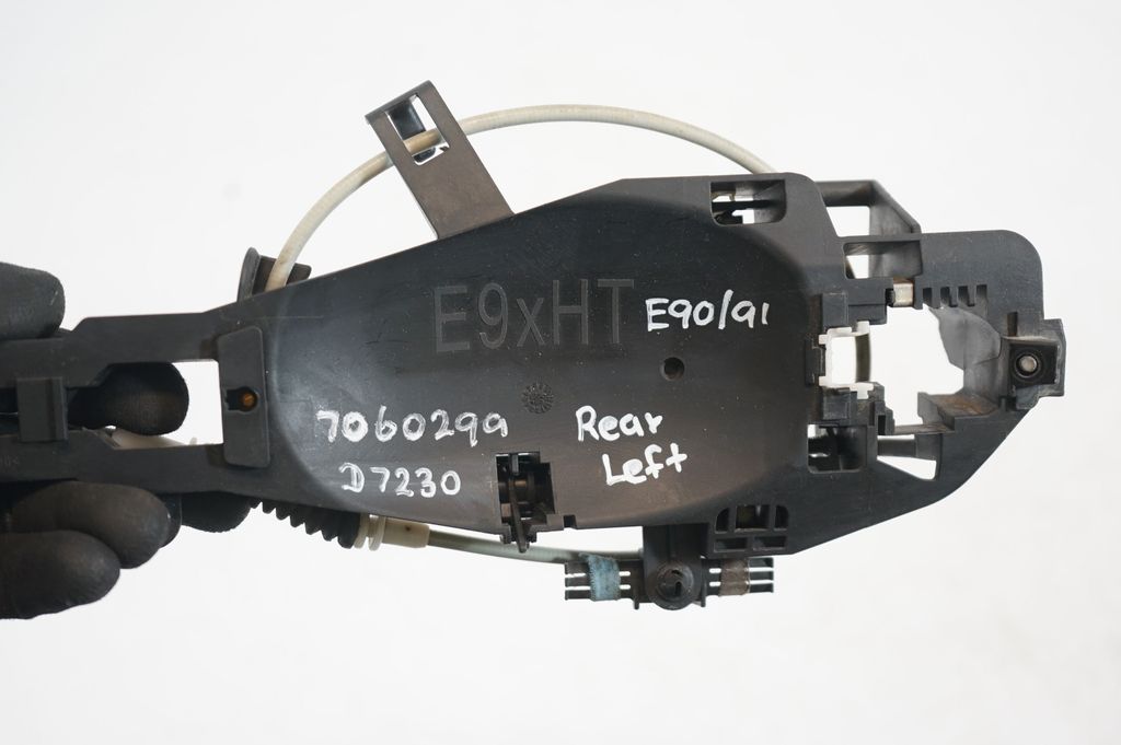 Rear door exterior handle/bracket (7)