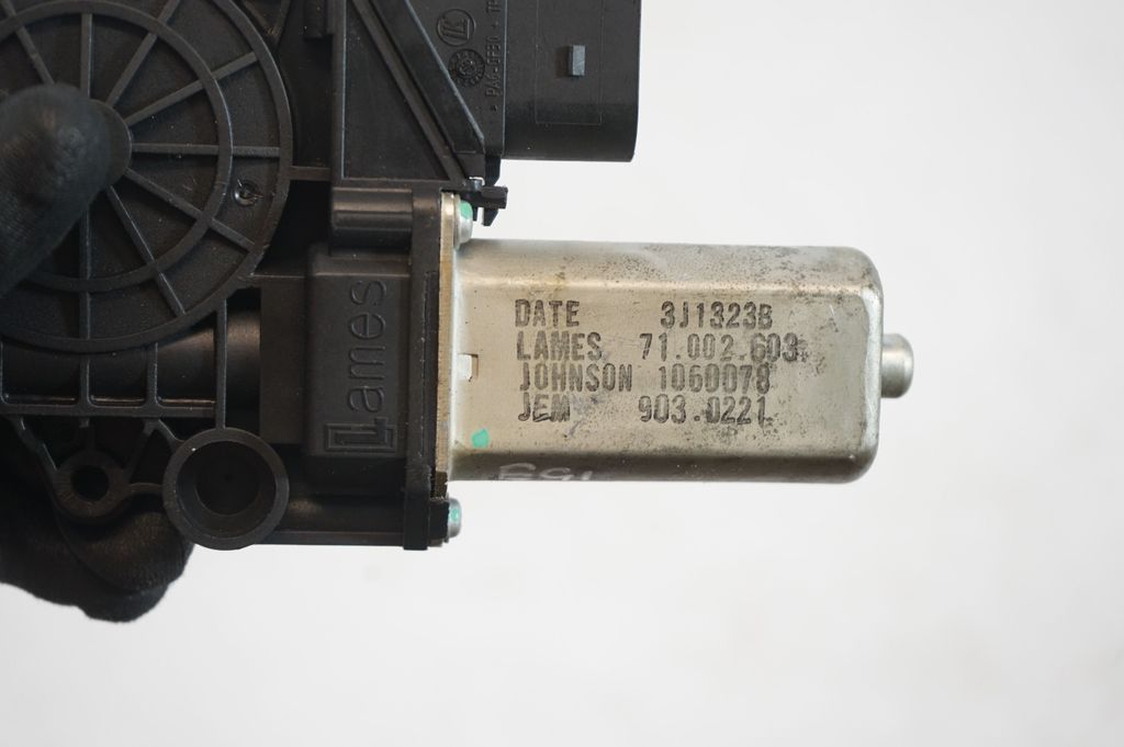 Rear door window regulator with motor (6)