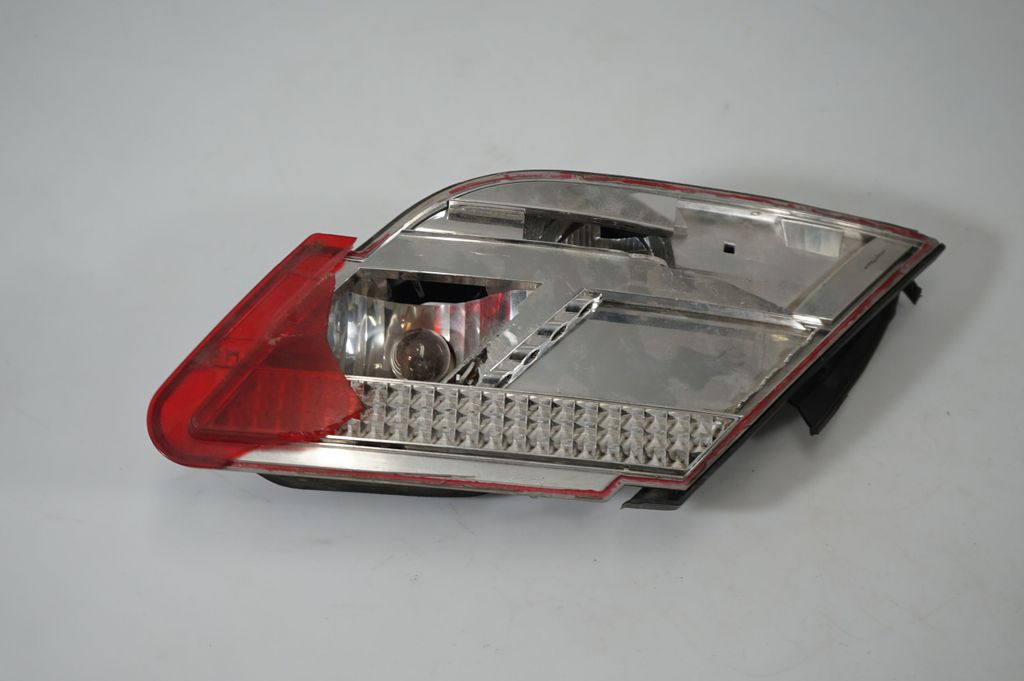 Tailgate rear/tail lights (3)