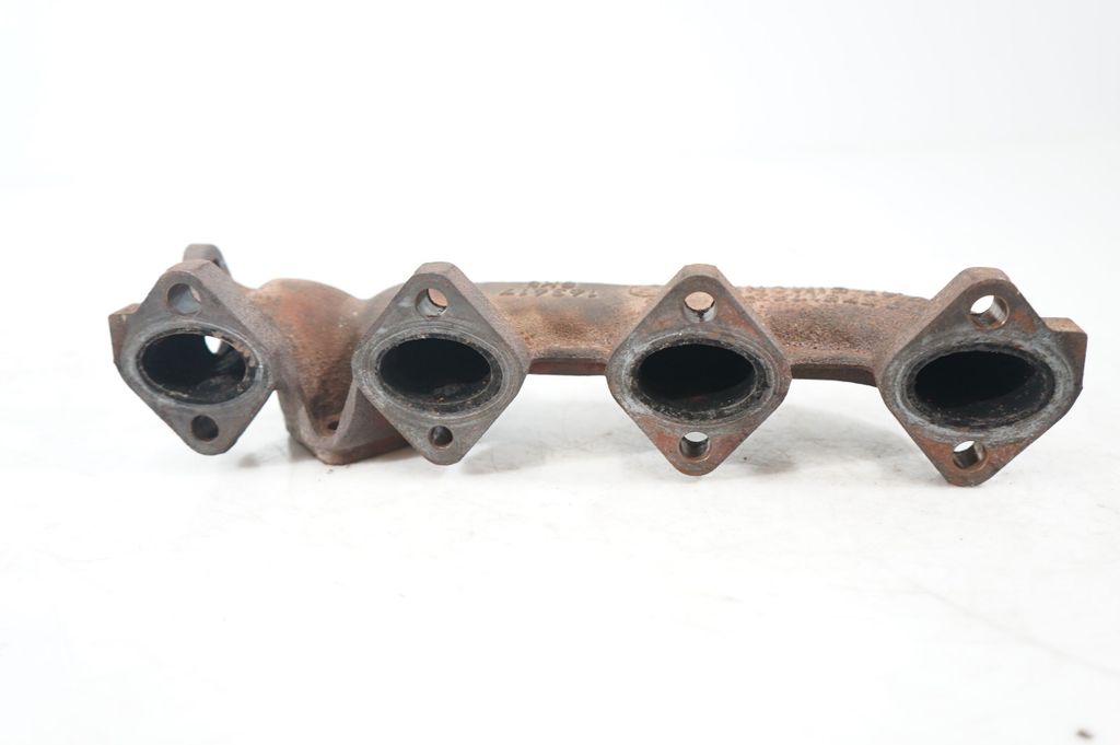 Exhaust manifold (8)