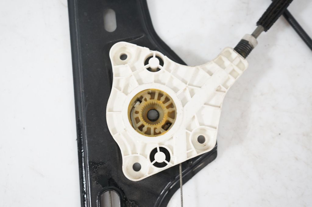 Front door window regulator with motor (8)