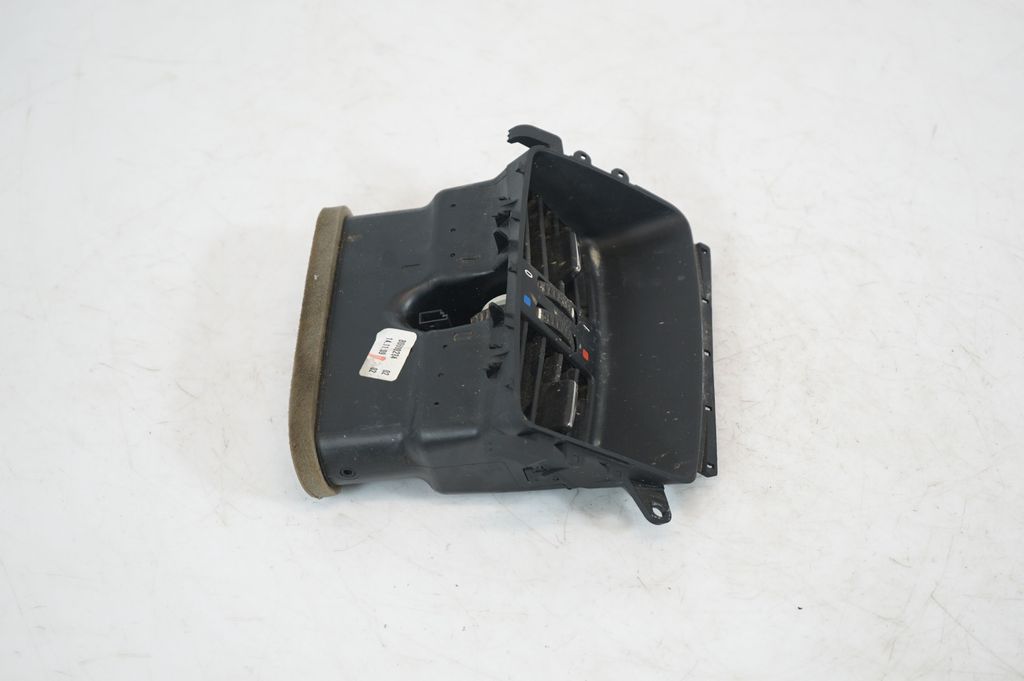 Rear air vent grill (4)