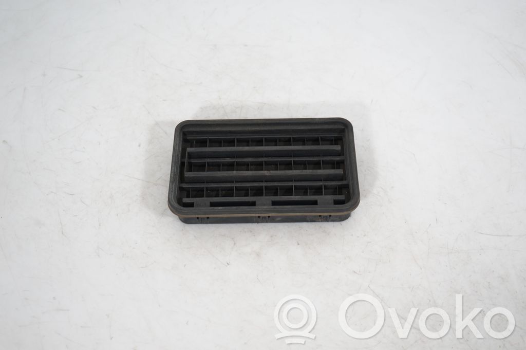 Quarter panel pressure vent