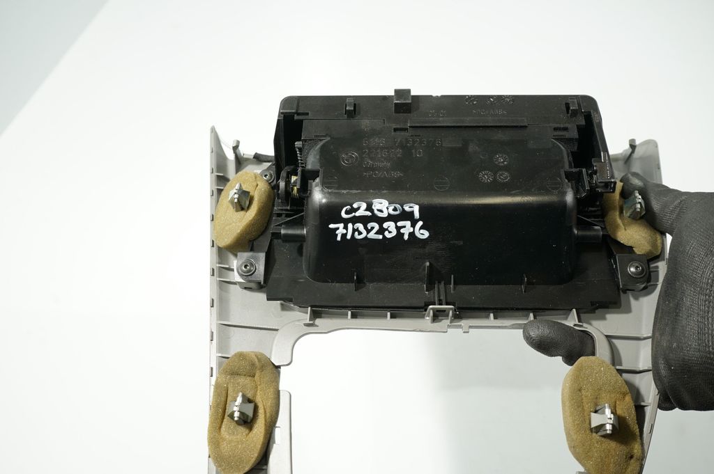 Dashboard glove box trim (9)
